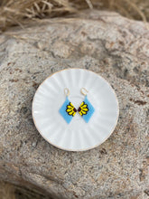 Load image into Gallery viewer, Beaded Sunflower Earrings
