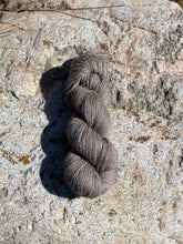 Load image into Gallery viewer, Niviuk Blend Yarn (Akutuq/Natural): 2 oz
