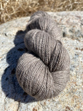 Load image into Gallery viewer, Niviuk Blend Yarn (Akutuq/Natural): 2 oz
